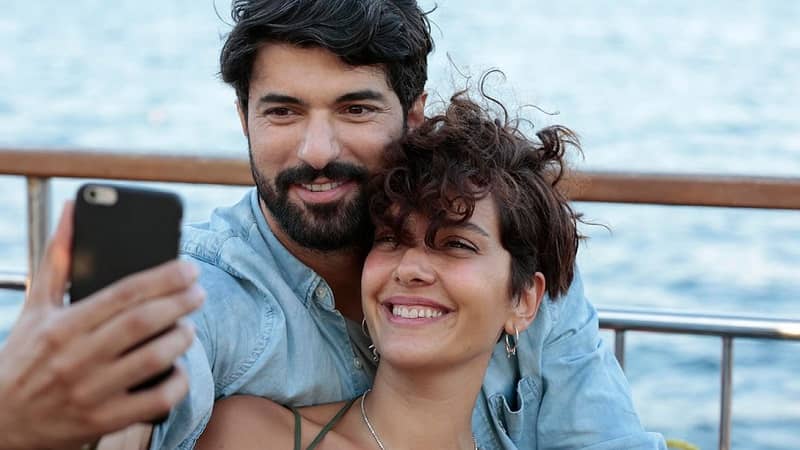 Engin Akyürek et Bergüzar Korel dans "Bir Aşk Iki Hayat" sur VIP Crossing